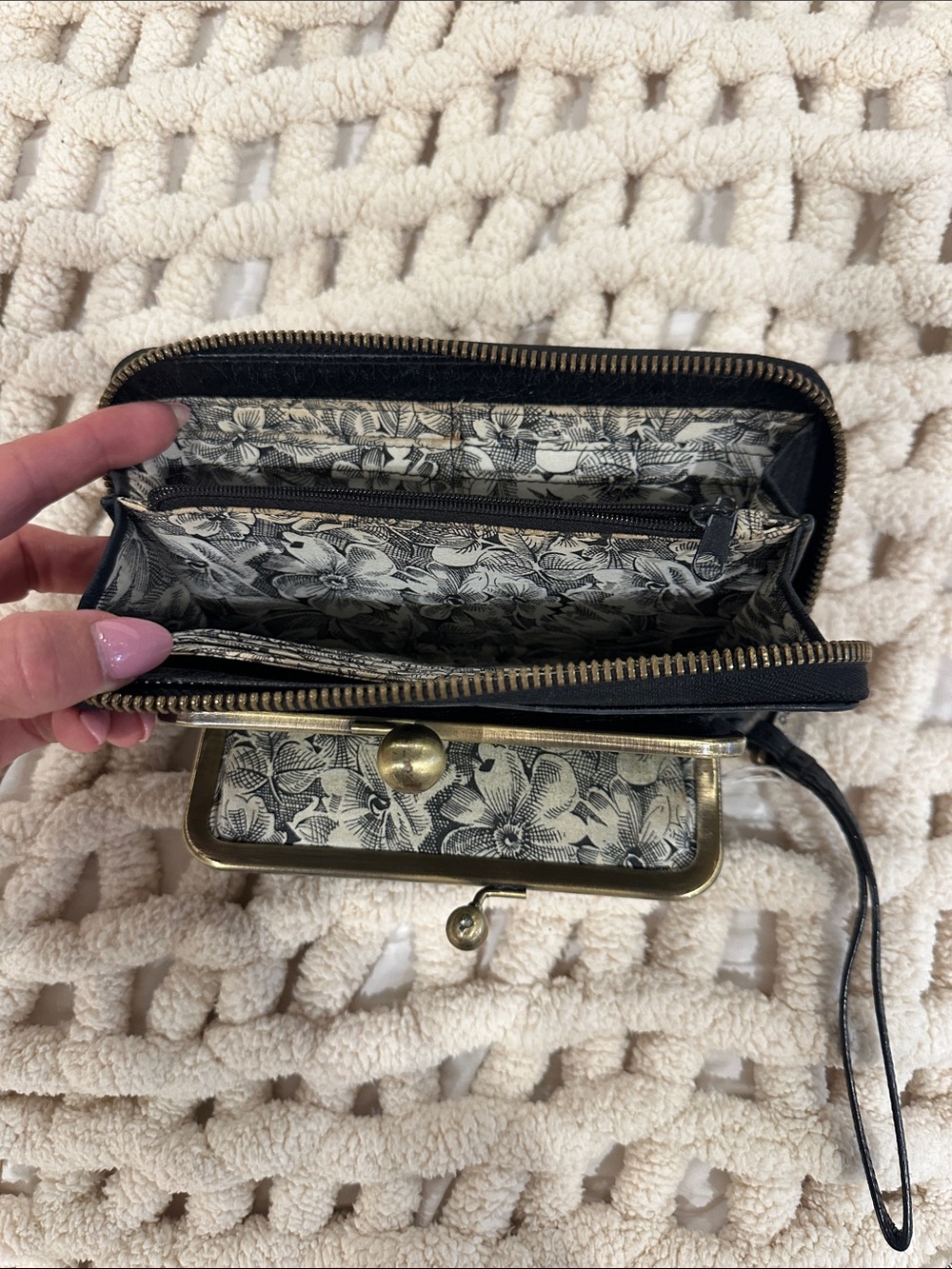 HOBO Black Leather Kiss-Lock Wristlet Wallet Clutch - Picture 3 of 9
